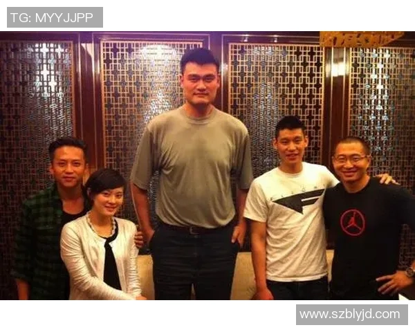 中国明星与足球明星同框瞬间展现跨界魅力与友谊的精彩时刻