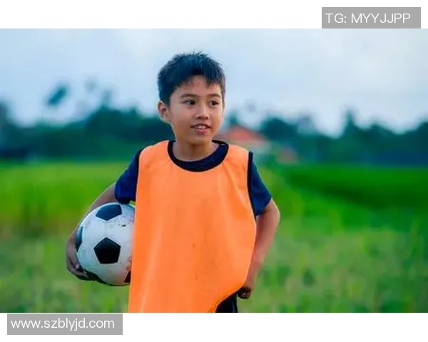 在阳光明媚的草地上踢足球的快乐时光与友谊的故事